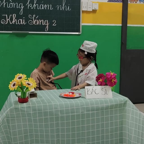 Bé trải nghiệm làm bác sĩ