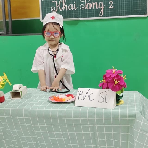 Bé trải nghiệm làm bác sĩ