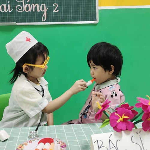 Bé trải nghiệm làm bác sĩ