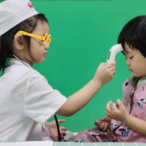 Bé trải nghiệm làm bác sĩ