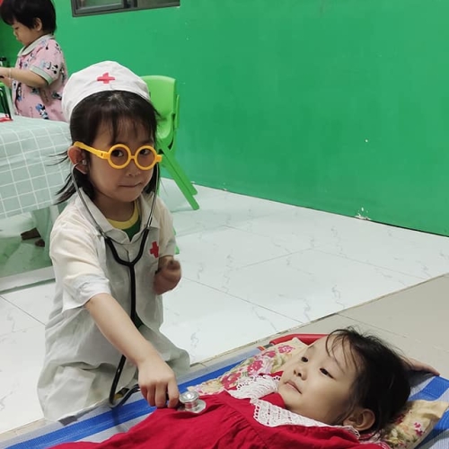 Bé trải nghiệm làm bác sĩ