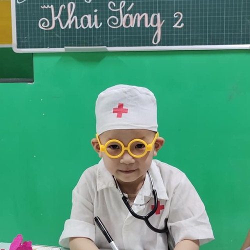 Bé trải nghiệm làm bác sĩ