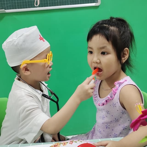 Bé trải nghiệm làm bác sĩ