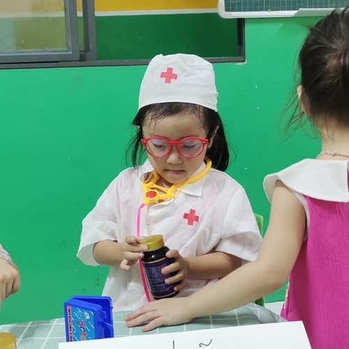 Bé trải nghiệm làm bác sĩ