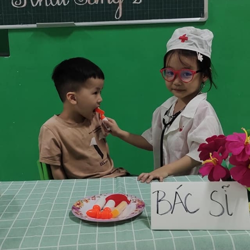 Bé trải nghiệm làm bác sĩ