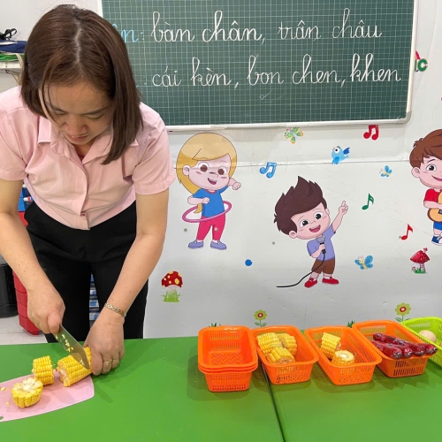 Bé học làm bánh cs4