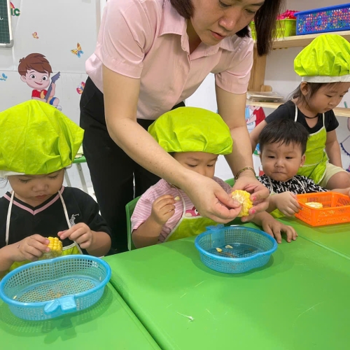 Bé học làm bánh cs4