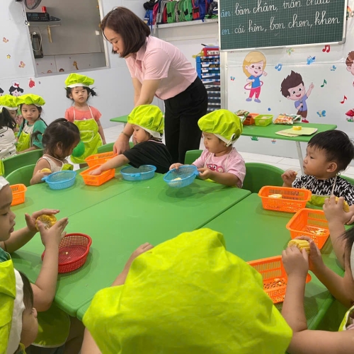 Bé học làm bánh cs4