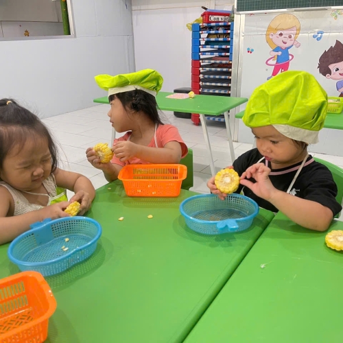 Bé học làm bánh cs4