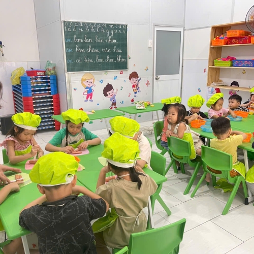 Bé học làm bánh cs4