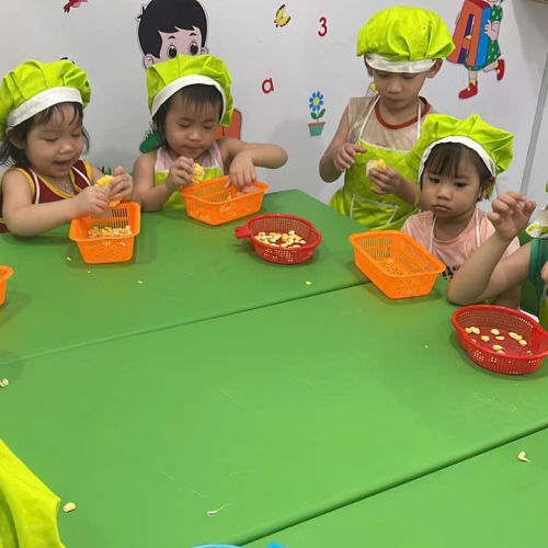 Bé học làm bánh cs4