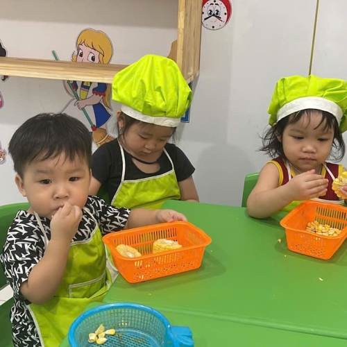 Bé học làm bánh cs4