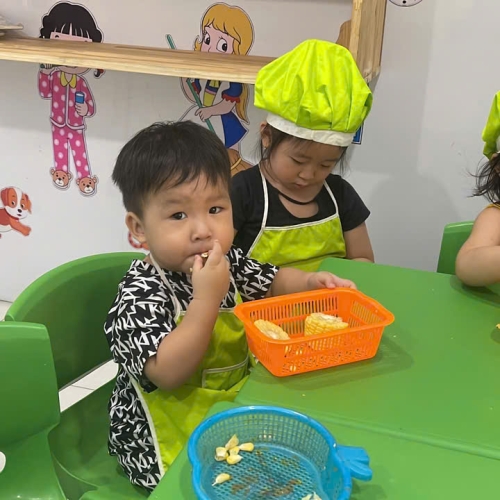 Bé học làm bánh cs4