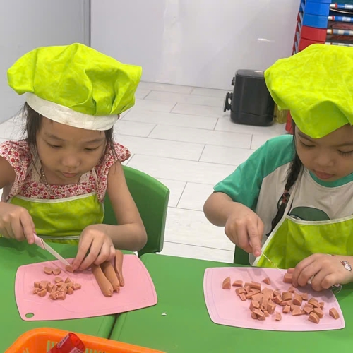 Bé học làm bánh cs4