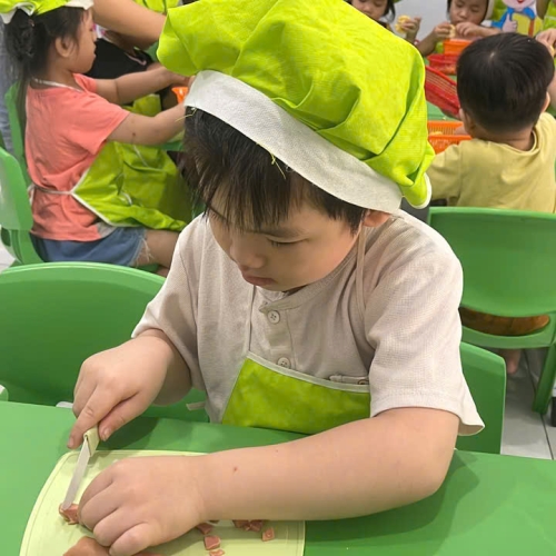 Bé học làm bánh cs4