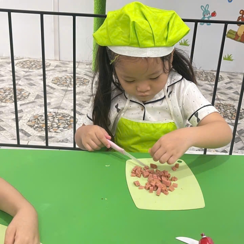 Bé học làm bánh cs4