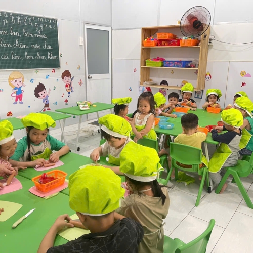 Bé học làm bánh cs4