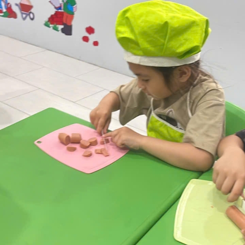 Bé học làm bánh cs4