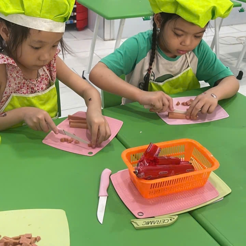 Bé học làm bánh cs4