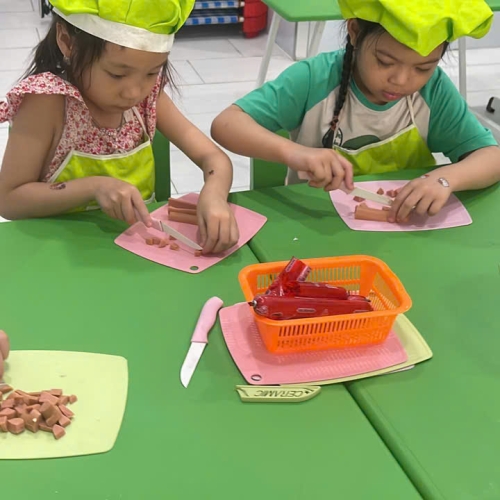 Bé học làm bánh cs4