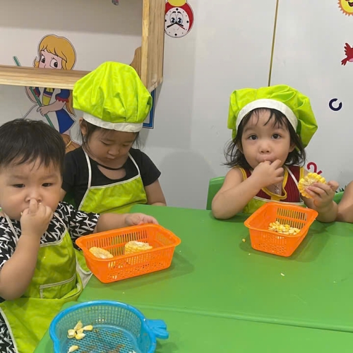 Bé học làm bánh cs4