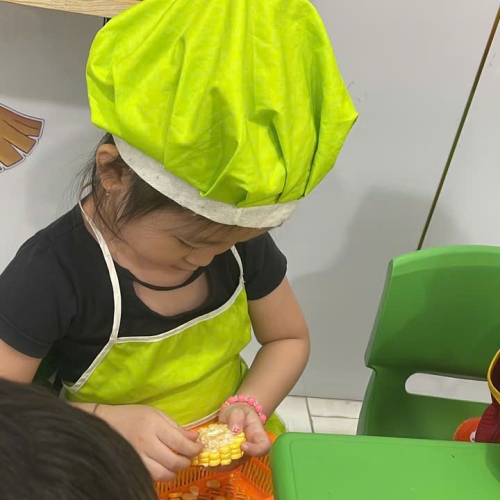 Bé học làm bánh cs4