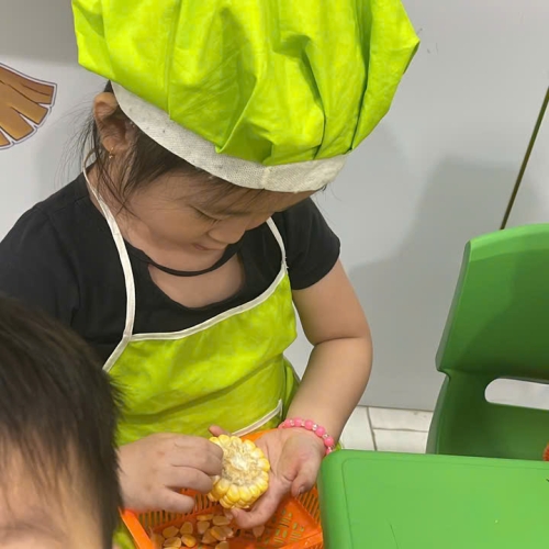 Bé học làm bánh cs4