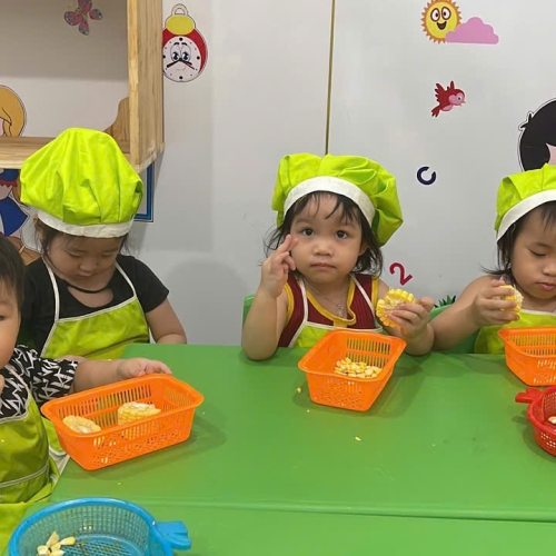 Bé học làm bánh cs4