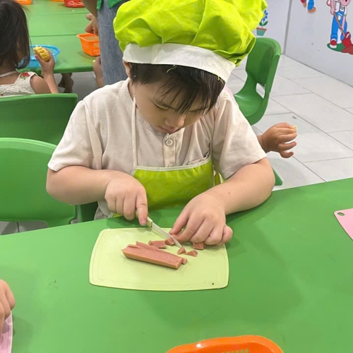 Bé học làm bánh cs4