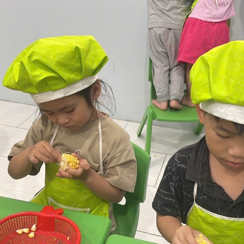 Bé học làm bánh cs4