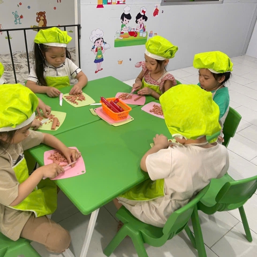 Bé học làm bánh cs4