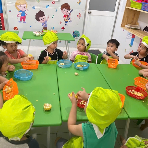 Bé học làm bánh cs4