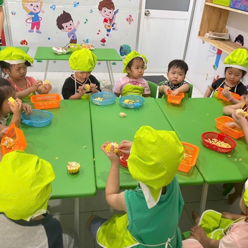 Bé học làm bánh cs4