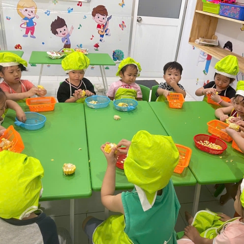 Bé học làm bánh cs4