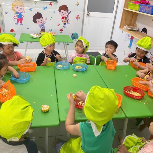 Bé học làm bánh cs4