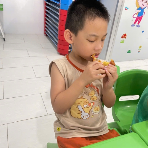 Bé học làm bánh cs4