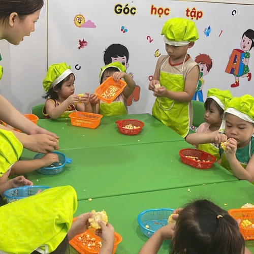 Bé học làm bánh cs4