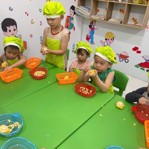 Bé học làm bánh cs4