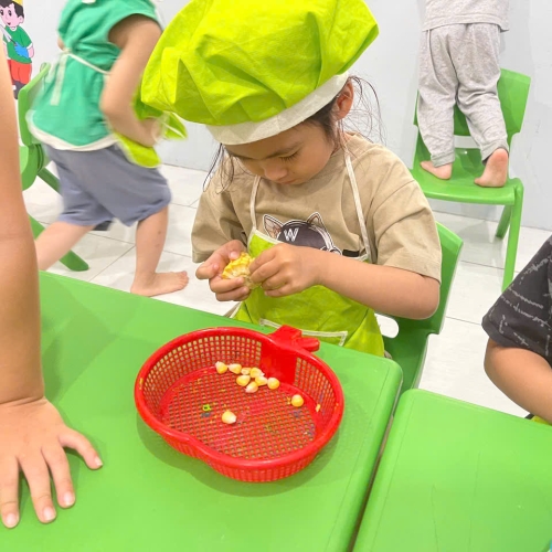 Bé học làm bánh cs4