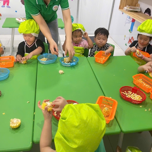 Bé học làm bánh cs4