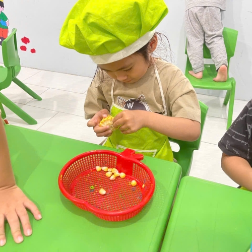 Bé học làm bánh cs4