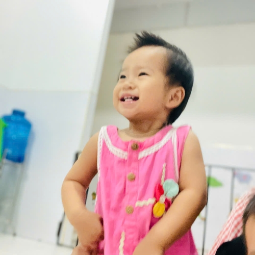 Bé chơi cùng nhau