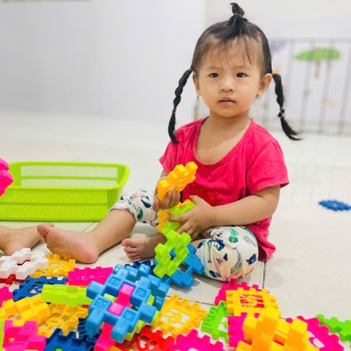 Bé chơi cùng nhau