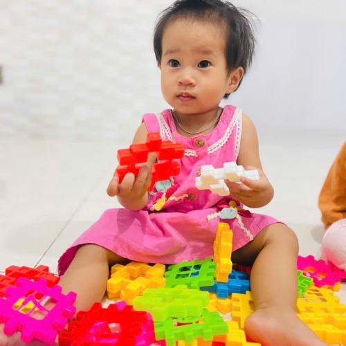 Bé chơi cùng nhau