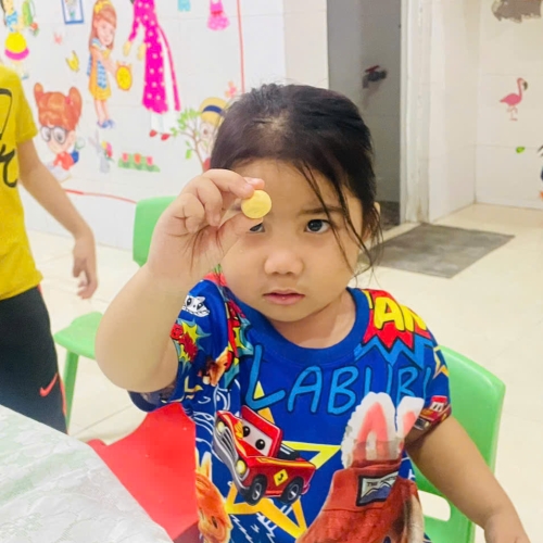 Bé lớp mầm học kỹ năng bóc trứng