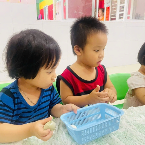 Bé lớp mầm học kỹ năng bóc trứng