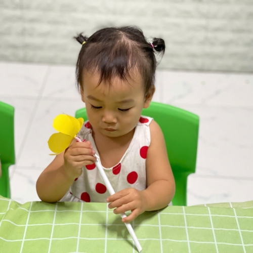 Bé làm đèn giao thông