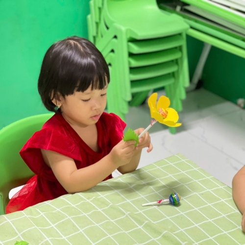 Bé làm đèn giao thông