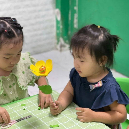 Bé làm đèn giao thông