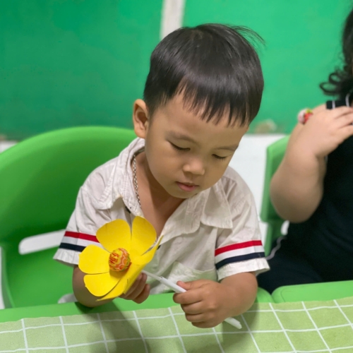 Bé làm đèn giao thông